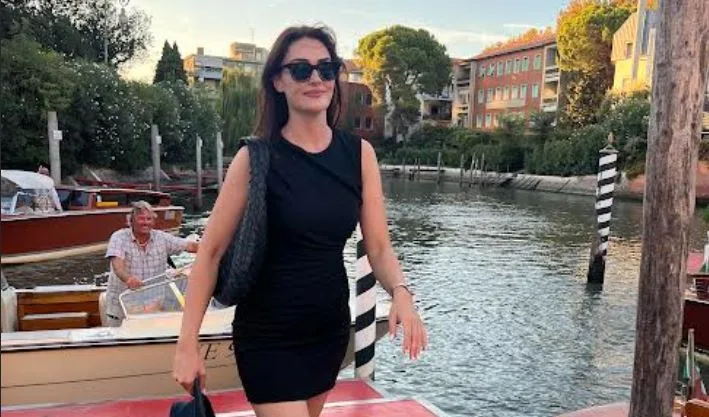 Esra Bilgiç zeigte sich auch in Venedig!