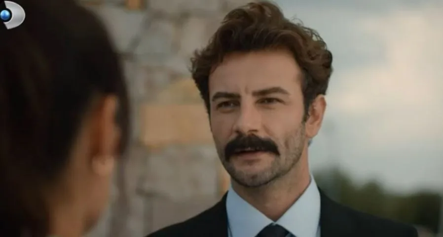 Gökberk Demirci hat die Kartal-Figur, die er in der TV-Serie Üç Kız Kardeş spielte, sehr angenommen!