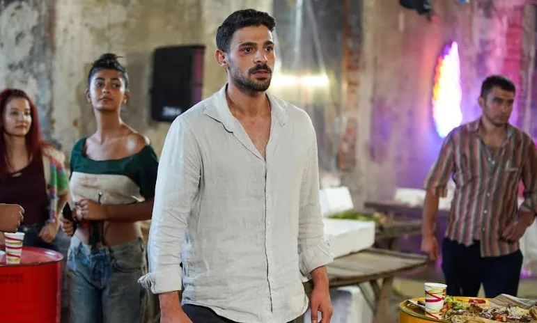 Halit Özgür Sarıs Rückkehr auf die Leinwand mit der TV-Serie Yabani wird zur Erfolgsgeschichte!
