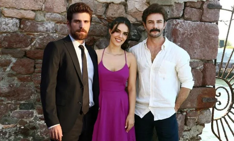 Laut Özgü Kaya startet die TV-Serie Üç Kız Kardeş in eine herzzerreißende Staffel!