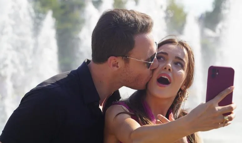 Die Unterstützung der Fans von Kerem Bürsin im Ausland reichte nicht aus, um die TV-Serie Ya Çok Seversen! zu retten!