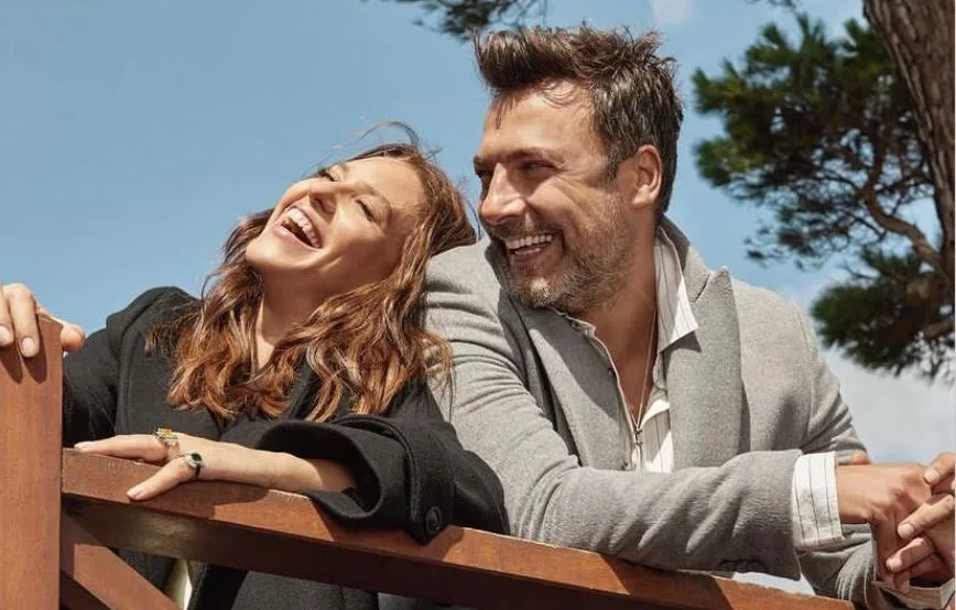 Schauen Sie, wer ist der Schauspieler, der Evrim Alasya und Barış Kılıç am Set der Fernsehserie Kızılcık Şerbeti zum Lachen brachte?