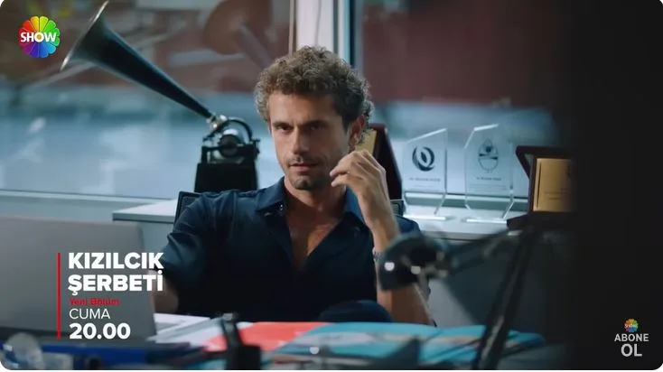 Yiğit Kirazcı trat erstmals in der Rolle der Figur Rüzgar in der Serie Kızılcık Şerbeti vor das Publikum!