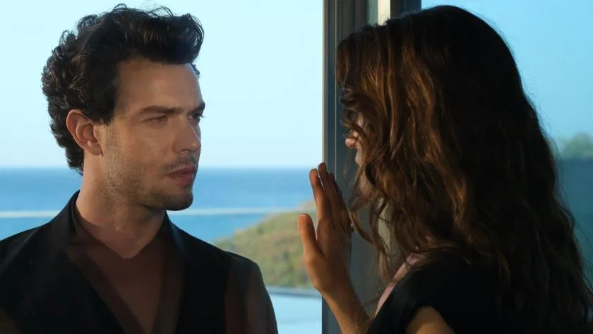 Aytaç Şaşmaz, der mit seinem lyrischen Stil glänzt, wird seine Fans bald wieder mit der TV-Serie Altın Kafes überraschen!
