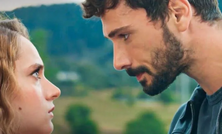Die Hudutsuz Sevda-Serie von Deniz Can Aktaş und Miray Daner zeigt Stabilität bei ihren Einschaltquoten!