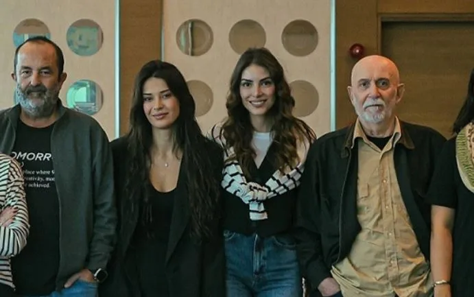 Weibliche TV-Serien-Fans werden sehr stolz auf Deniz Baysal und Devrim Özkan sein!