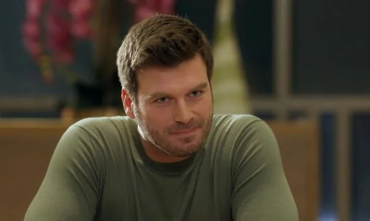 Kıvanç Tatlıtuğ sang ein Volkslied in der Fernsehserie Aile, alle waren fröhlich!