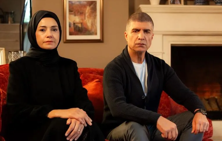 Die Serie von Kızıl Goncalar hat die Erwartungen übertroffen, das Comeback von Özgü Namal war beeindruckend!