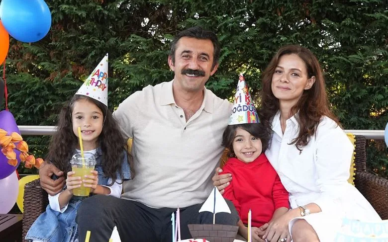 Necip Memili wird das weibliche Publikum in der TV-Serie Sandık Kokusu in den Wahnsinn treiben!