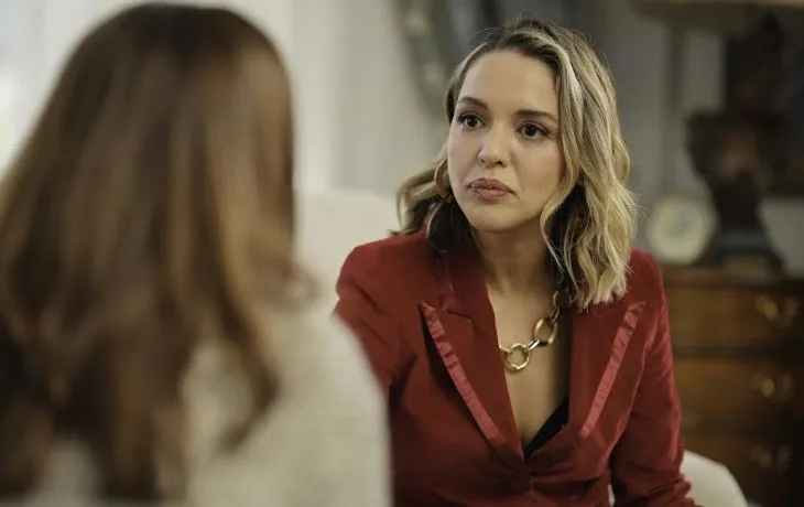 Seda Türkmen hat mit ihrer neuen Rolle einen starken Auftritt in der TV-Serie Sandık Kokusu hingelegt!
