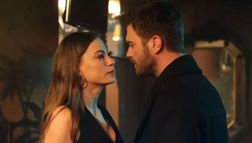 Serenay Sarıkaya genießt den Komfort von Kıvanç Tatlıtuğ am Set der TV-Serie Aile!