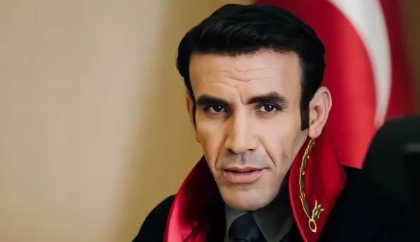 Mehmet Yılmaz Ak, der als Staatsanwalt Pars in der TV-Serie Yargı Herzen eroberte, wird mit seiner neuen Rolle alle überraschen!