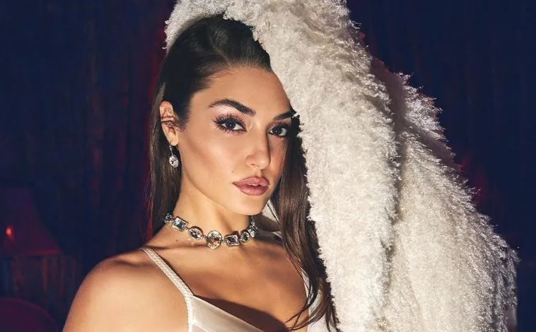 Hande Erçel hat ein ruhiges Wesen, scheut sich aber nicht, sich selbst zu hinterfragen!