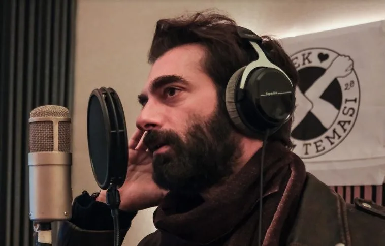 İlker Kaleli wurde zum Trendthema in den sozialen Medien, als er für die Fernsehserie Kara sang