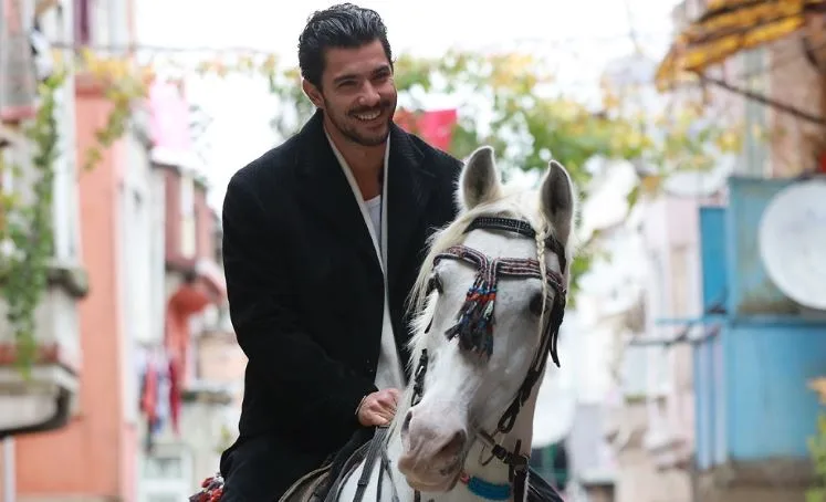 Kaan Yıldırım, der in der Fernsehserie Kopuk mitspielte, liebte sowohl die Geschichte als auch seinen Partner Seray Kaya