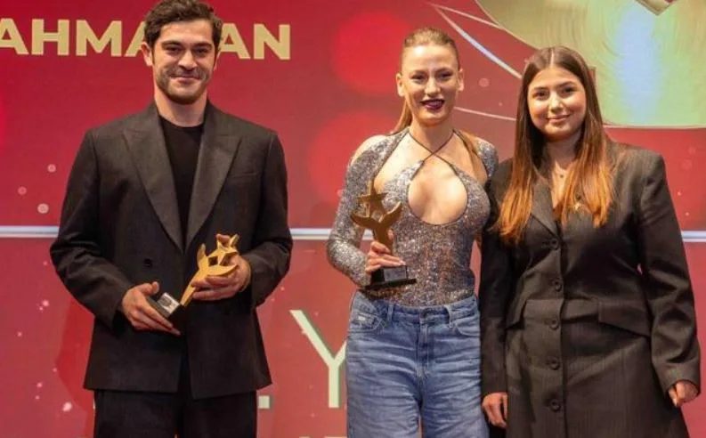 Die Şahmaran-Serie hat Burak Deniz und Serenay Sarıkaya erneut Freude bereitet!