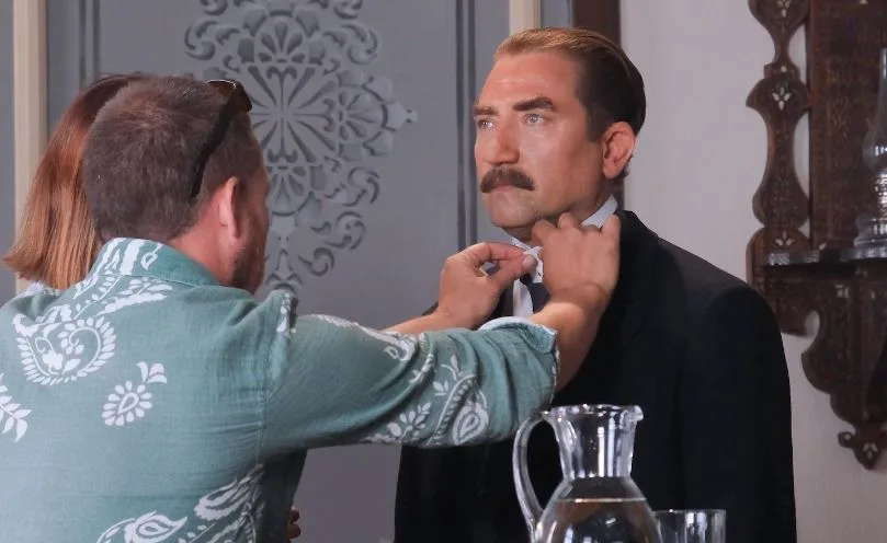 Die Vorbereitungsphase von Yiğit Özşeners Atatürk-Make-up dauerte 6 Wochen!