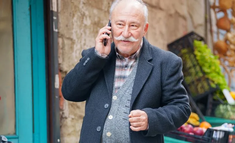 Altan Erkekli kehrt mit einer Philosophenfigur in der TV-Serie Senden Önce! auf die Leinwand zurück