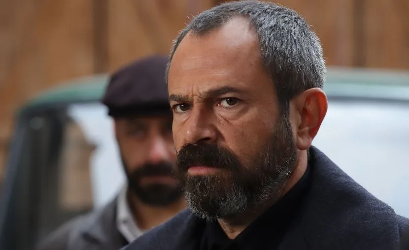 Sie werden das Konzert von Olgun Şimşek mit der Figur des Gutsbesitzers Celal in der Fernsehserie Kara Ağaç Destanı sehen!
