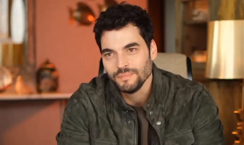 Akın Akınözü muss seine schauspielerischen Fähigkeiten in der TV-Serie Yaban Çiçekleri verbessern!