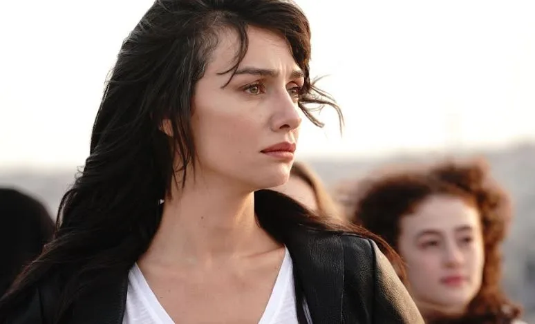 Birce Akalay wurde mit Unterstützung ihrer weiblichen Fans zur „Symbolfrau des Jahres“ gewählt!