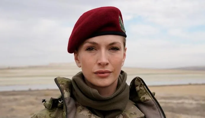 Yasemin Kay Allen teilte ein unbekanntes Detail über ihren Namen mit!