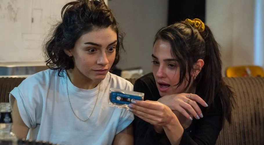 Funda Eryiğit lobte ihren Co-Star Hazar Ergüçlü für ihre Rolle als Pavillonfrau!