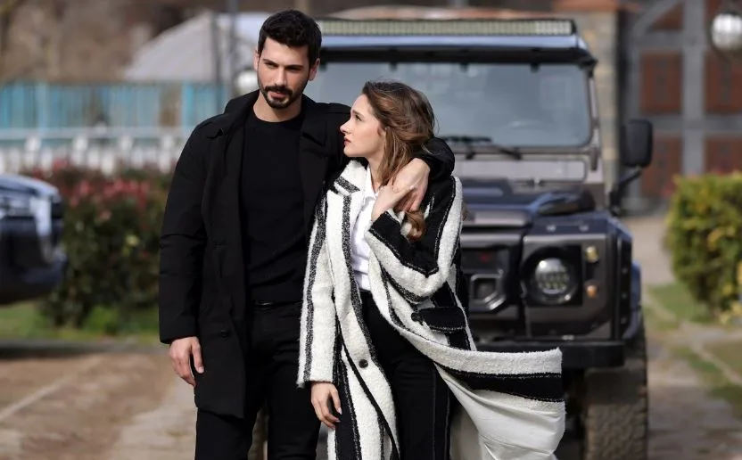 Der Erfolg von Deniz Can Aktaş und Miray Daner in der Serie „Hudutsuz Sevda“ ist umwerfend!