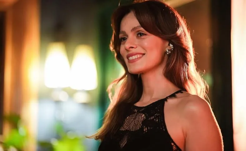 Özge Özpirinçci überraschte ihre Fans mit ihrem veränderten Image in der TV-Serie Sandık Kokusu!