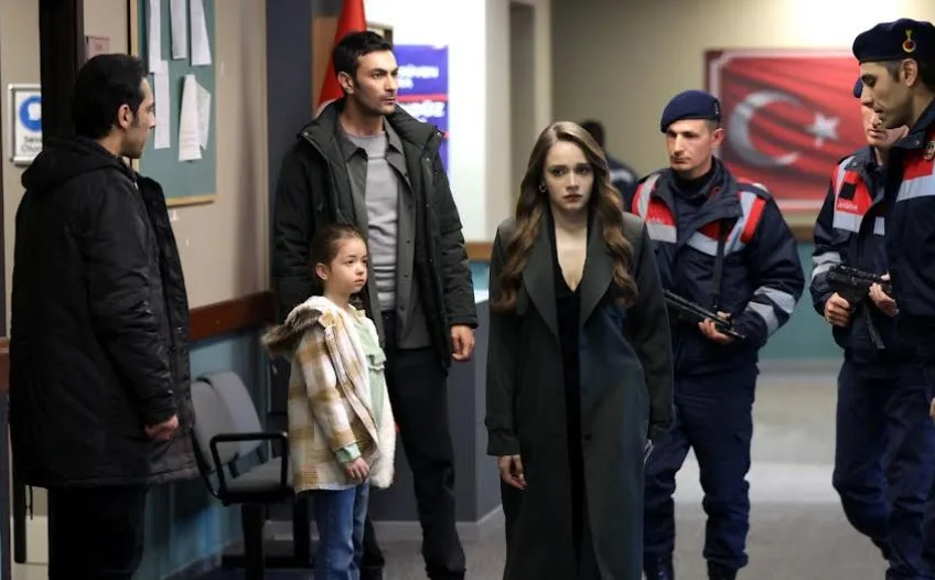 In der 28. neuen Folge von Hudutsuz Sevda steht Zeynep dem Tod gegenüber!