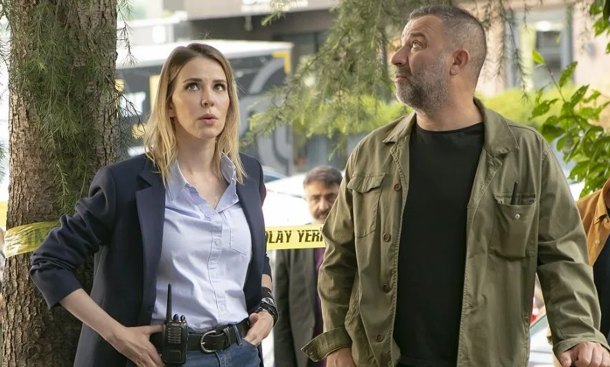 Mit Şevket Çoruhs Beitrag auf Oya Okar wurde der Traum der Fans der Arka Sokaklar-Serie wahr!