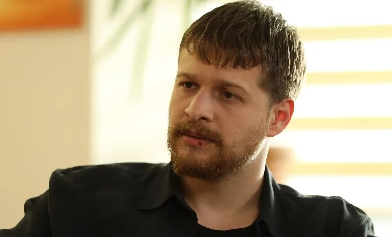 Burak Yörük gelingt die Rolle des Psychopathen Fecir so gut, dass er auf Kritik mit Reife reagiert!