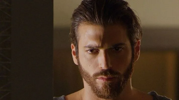 Für Can Yaman bedeutet die italienische Serie „Viola Come il Mare“ einen beruflichen Neuanfang!