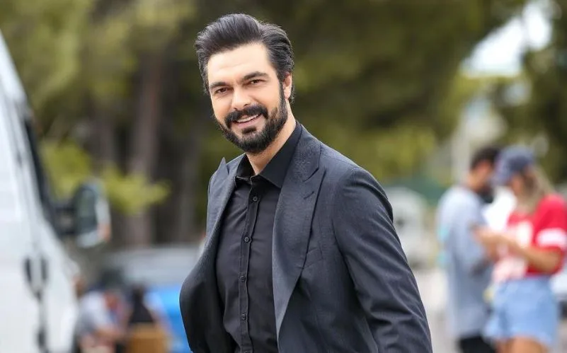 Halil İbrahim Ceyhan, der erfreuliche Neuigkeiten aus der TV-Serie Kirli Sepeti überbrachte, wird mit seiner Reise nach Amerika ebenfalls auf dem Programm stehen!