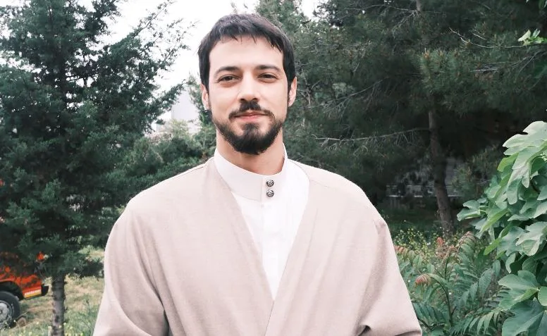 Die TV-Serie Kızıl Goncalar hat Mert Yazıcıoğlu dabei geholfen, in seiner Karriere noch ein paar Stufen höher zu steigen!