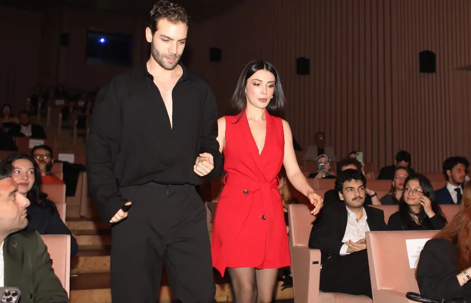 Özge Yağız und Burak Berkay Akgül erlebten Preisglück mit der TV-Serie Safir!