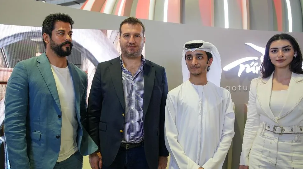 Burak Özçivit und Özge Törer sorgten in Dubai für große Aufmerksamkeit!