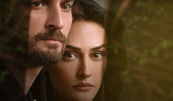 Birkan Sokullu und Esra Bilgiç kehren mit der Serie Zamanın Kapıları auf die Leinwand zurück, die eine sehr interessante Geschichte hat!