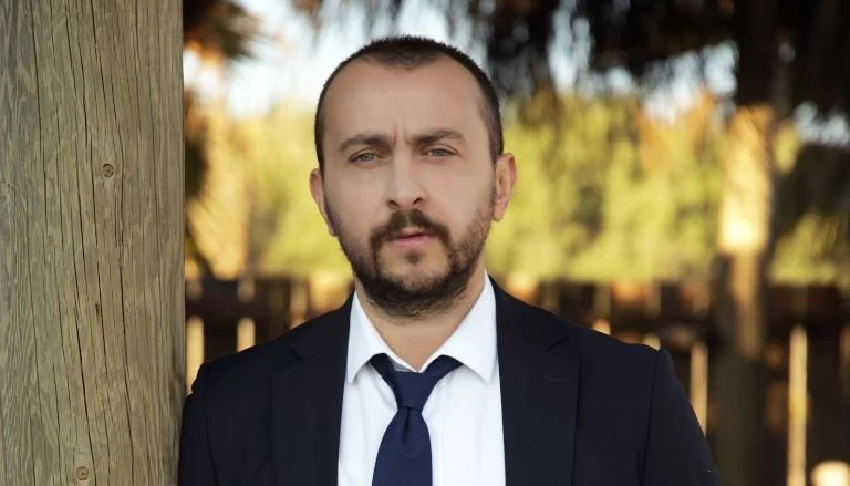 Wer ist Ali Atay? Herkunft, Größe, Alter, TV-Serien und Familie